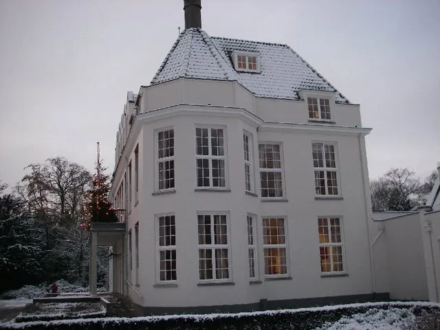 Witte villa na buitenschilderwerk
