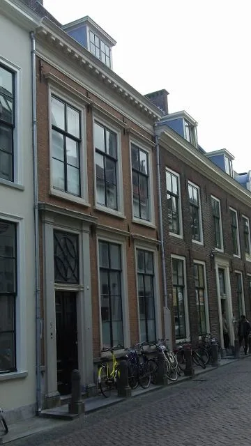 Gelakte voordeur van een herenhuis